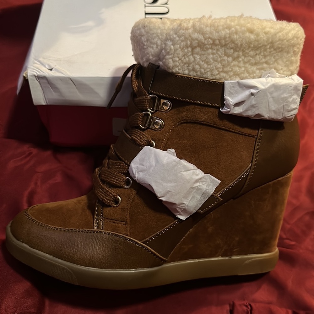 Never been Worn Cognac Heel Show Boots. Has a few Scratches on right heel. - Picture 4 of 6